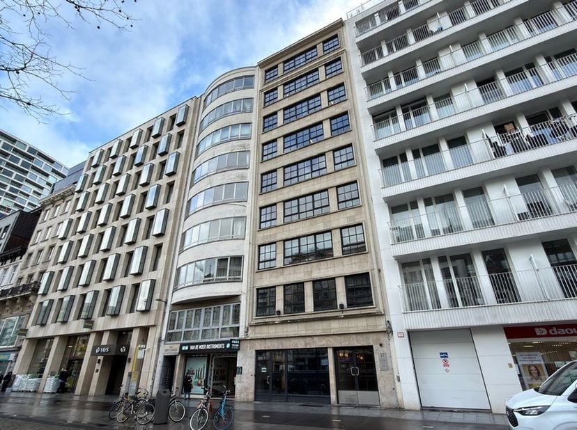 Cherchez-vous un bureau ou un espace de pratique prêt à l'emploi dans un emplacement de premier choix à Anvers ? Découvrez ce bureau au rez-de-chaussé