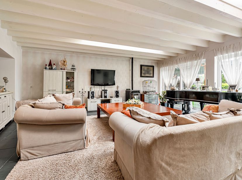 Ruime, instapklare woning met grote tuin te koop in Wevelgem<br />
Je betreedt de woning via de inkomhal met gastentoilet en komt vervolgens in de rui