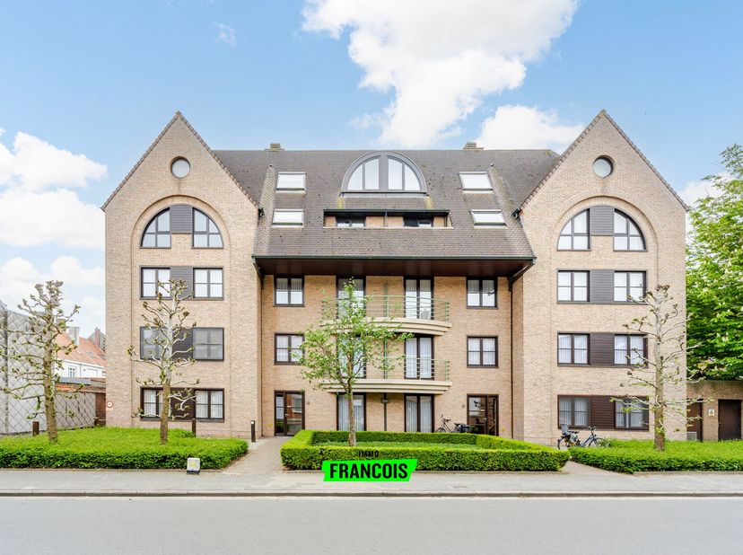 Dit appartement is rustig, maar toch centraal gelegen in Izegem, op wandelafstand van diverse winkels en scholen.<br />
Via de inkomhal bereiken we de