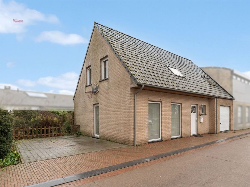 Instapklare gezinswoning op rustige ligging nabij de kust<br />
Ontdek deze charmante en instapklare halfopen bebouwing op een perceel van 307 m² met