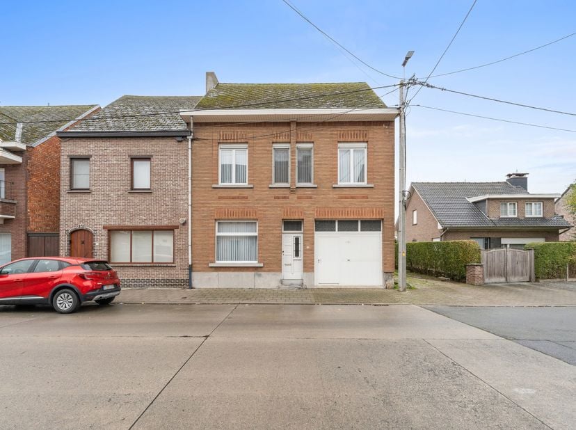 Ben je op zoek naar een woning met potentieel, waar de grootste werken al achter de rug zijn?<br />
Dan is deze deels gerenoveerde gezinswoning in Hof