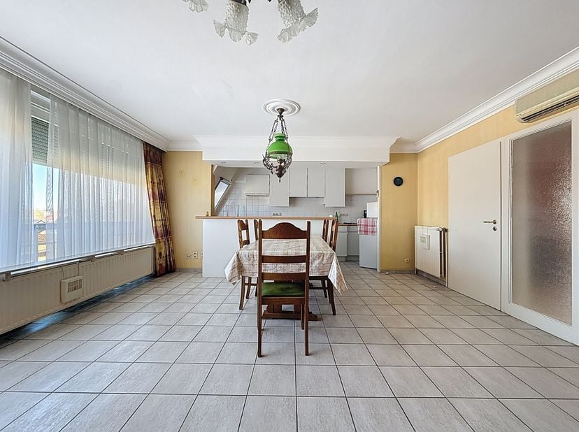 Appartement lumineux situé au centre-ville de Nieuport, offrant un potentiel de rénovation, à quelques pas du quai, de la Grand-Place, des commerces e