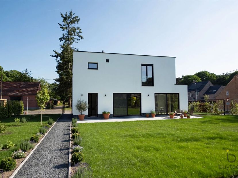 Huis te koop in Voorne 68,
                    2980 Zoersel