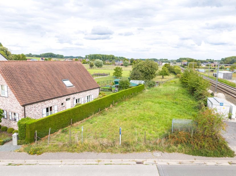 Deze bouwgrond voor een open bebouwing is centraal gelegen te Leeuwergem. De verbindingsweg N42 en de bedrijventerreinen van Zottegem zijn vlakbij. De