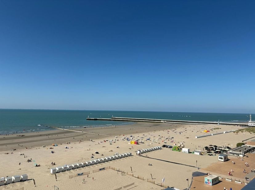 High-end gerenoveerde penthouse van het type doorloper, gelegen op de 9e verdieping. Dankzij de uitzonderlijke ligging op de Zeedijk geniet u hier van