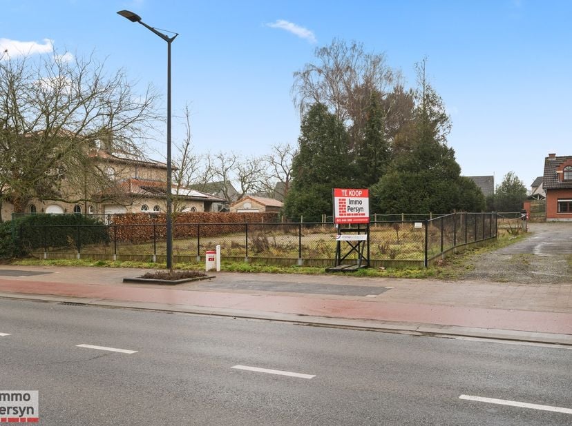 Ben je op zoek naar een ruime bouwoppervlakte om jouw woondroom te realiseren, met de extra troef van een enorme opslagruimte aan huis?<br />
Dan is d
