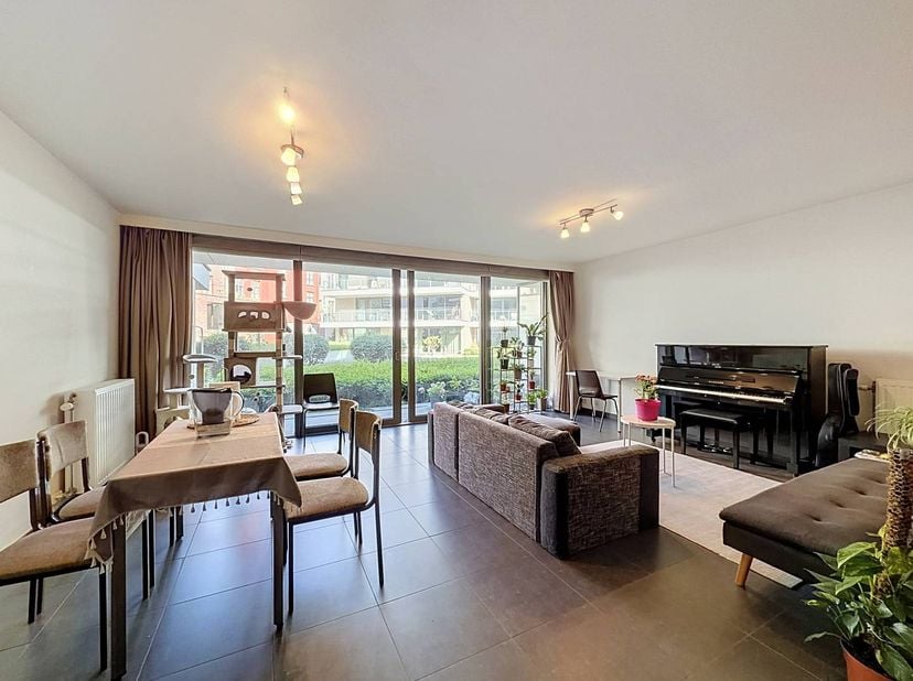 Dit ruim en lichtrijk appartement met 1 slaapkamer en terras in residentie Artevelde Garden is gelegen op een unieke ligging nabij Portus Ganda, Sint-