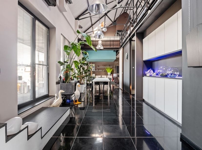 Deze unieke duplex-loft is gelegen op wandelafstand van het centrum van Wijnegem, nabij het Gemeentepark Wijnegemhof en Ternesse Golf, met een vlotte