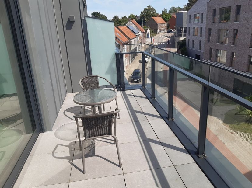 Dit hoogwaardig afgewerkt  appartement is ingedeeld als volgt : inkom - aangename leefruimte met geïnstalleerde open keuken - berging - terras vooraan