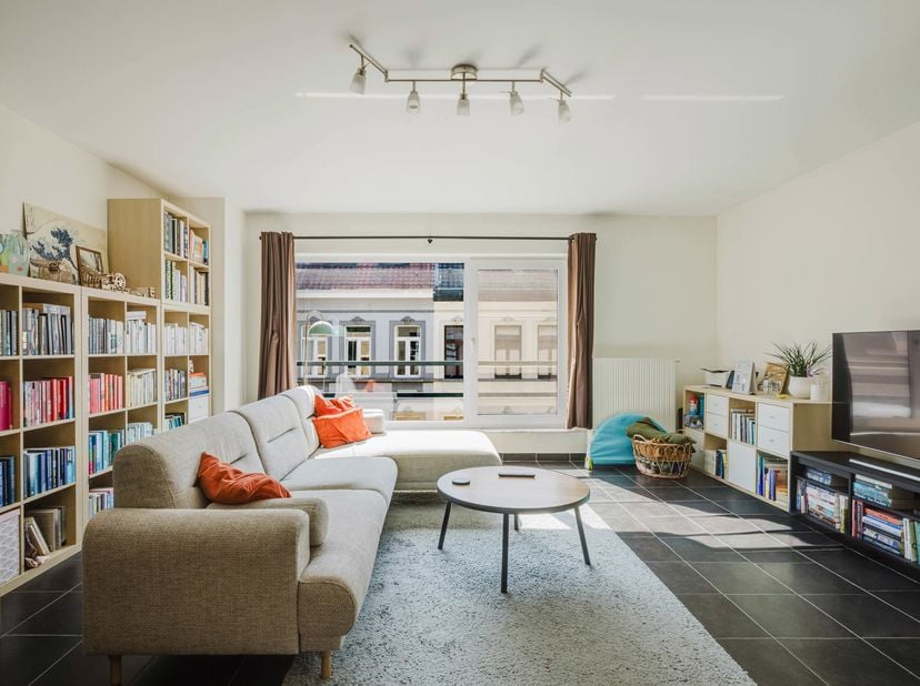 Ligging<br />
Dit verzorgde appartement is gelegen in de Smidsestraat in Gent, een gegeerde en residentiële buurt op wandelafstand van het Sint-Pieter