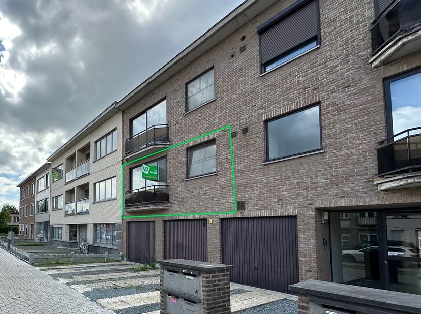 Op een gunstig gelegen locatie in de buurt van openbaar vervoer en centrum van Lier bevindt zich dit appartement.<br />
<br />
De inkomhal geeft toega