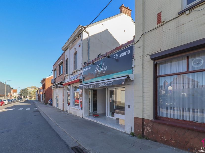 Commerce à vendre, idéalement situé sur une rue fréquentée à Couillet, vous offrant une belle visibilité.<br />
<br />
Celui-ci se compose d’un espa
