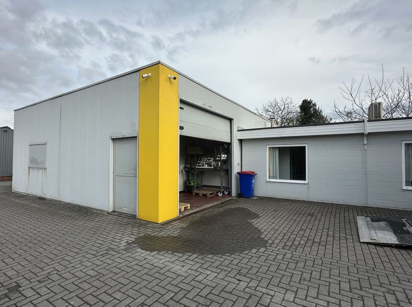 Productie-/opslagruimte met loskade op interessante locatie!<br />
Deze productiehal bevindt zich op minder dan 5km van de E313 en beschikt over alle
