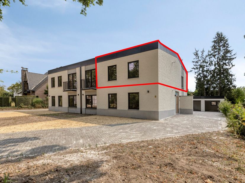 Volledig gerenoveerd appartement met tuin, groot terras, garage en 3 slaapkamers.<br />
Op zoek naar een ruim en instapklaar appartement?<br />
Dit pr