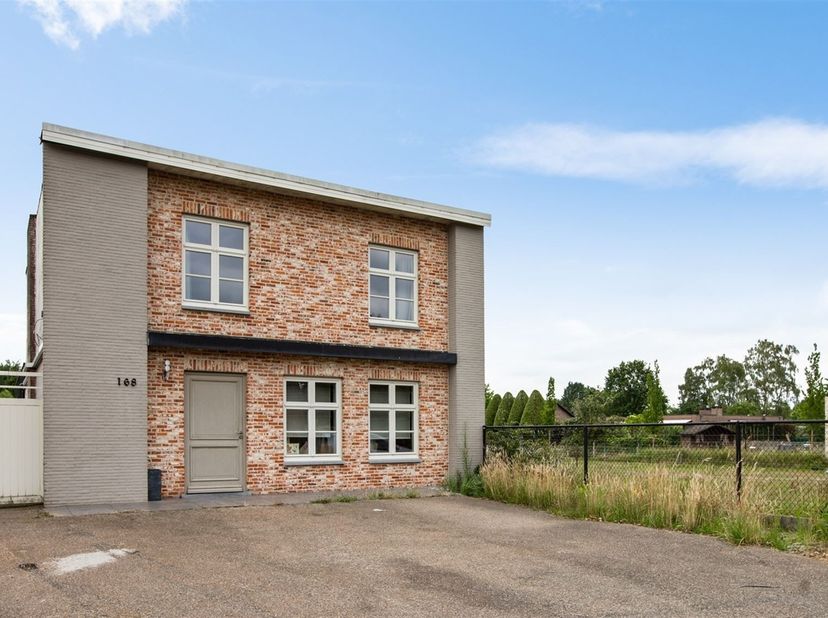 La maison dispose d'une surface habitable d'environ 223 m². À l'avant se trouve une grande pièce polyvalente, actuellement aménagée en salon de coiffu