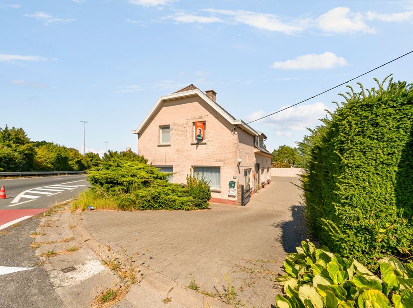 Te koop: ruime gezinswoning in het prachtige Nukerke/Maarkedal.<br />
Op zoek naar een ruim renovatieproject waar je jouw eigen stempel op kunt drukke