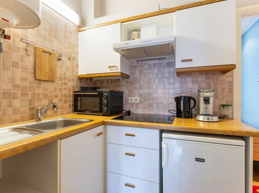 Blankenberge: Gelijkvloers appartement met 1 slaapkamer te koop vlakbij zee! Op de gelijkvloerse verdieping van een kleinschalige residentie vinden we