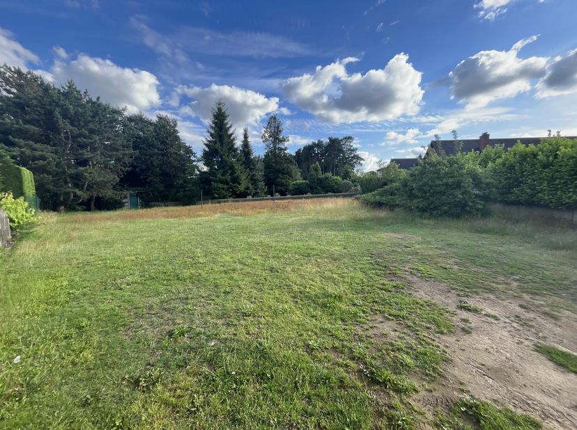 Ontdek deze uitzonderlijk gelegen bouwgrond in de Steenstraat 4 te Lummen: een perceel van 9a16ca, volledig zuidgericht en ideaal om jouw droomwoning