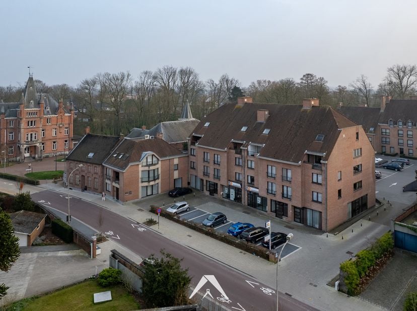 Bent u op zoek naar een ruim appartement in een groene en rustige omgeving, maar toch dicht bij alle voorzieningen? Dit lichtrijke duplex-appartement