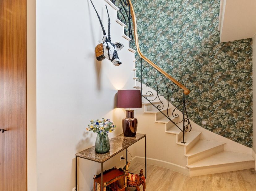 Prachtige villa met 4 slaapkamers op een mooi, ruim perceel van 1.649 m². Op het gelijkvloers bevindt zich een ruime leefruimte met eetkamer en salon,
