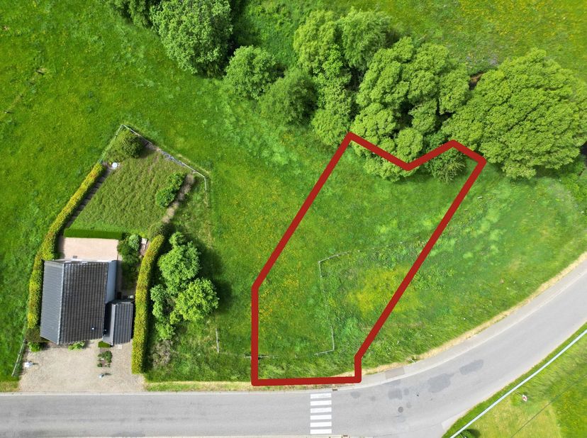 In een aangename woonwijk van Wirtzfeld ligt dit aantrekkelijke perceel met een oppervlakte van 803 m². De ligging op het zuiden zorgt voor optimale o
