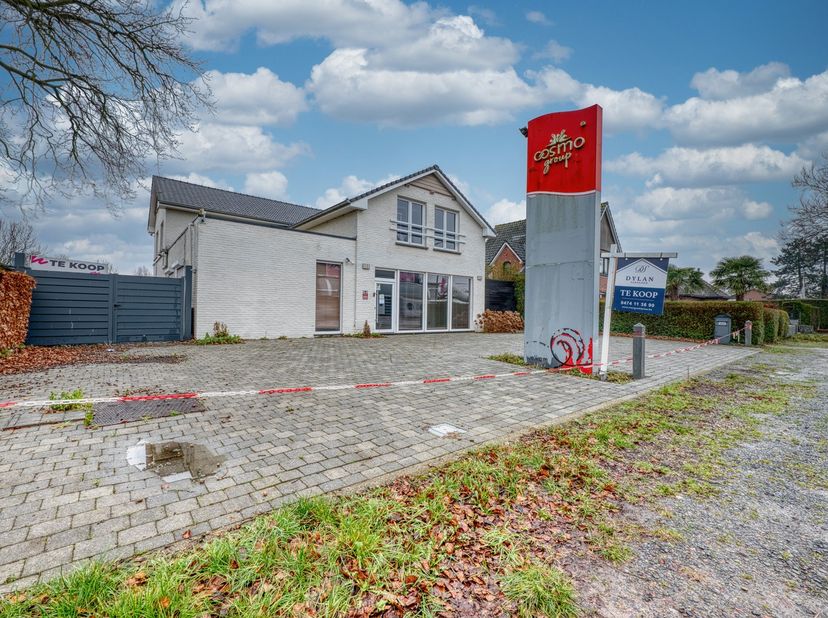 Bent u als zelfstandige op zoek naar een eigendom waar u wonen en werken perfect kunt combineren? Dan biedt dit veelzijdige handelspand met ruime woon
