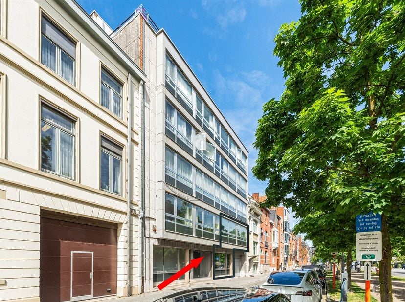 Sur l'avenue Guffens, cet immeuble commercial représentatif offre une combinaison rare de volume, d'apparence et d'emplacement stratégique. Avec 220 m