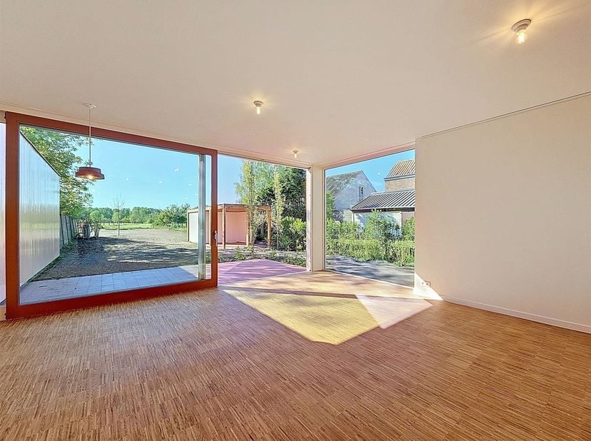 BEZOEK? Bel 09/225.00.78 - In het charmante Zevergem, deel van Nazareth-De Pinte, bevindt zich deze architecturaal afgewerkte nieuwbouwwoning die luxe