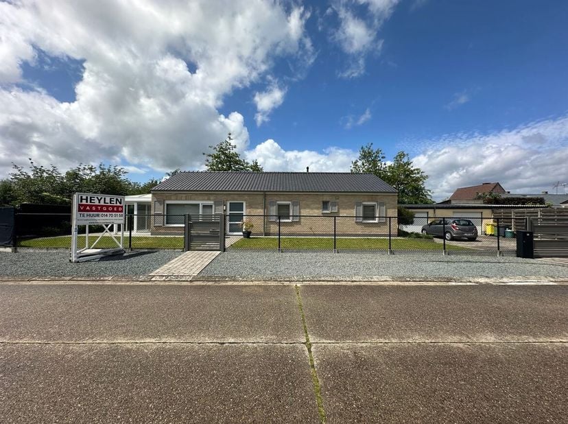 Ruime laagbouwwoning met 3 slaapkamers, garage en veranda's in een rustige ligging te Noorderwijk<br />
Dit ruime en perfect onderhouden laagbouwwonin
