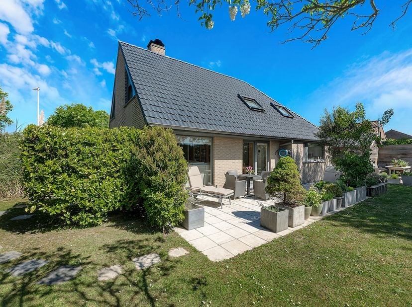 Gelegen op een mooi hoekperceel van 565 m² aan de rand van Knokke, vlakbij het Zegemeer, de Scharpoordsite en Duinenwater, geniet deze woning van een