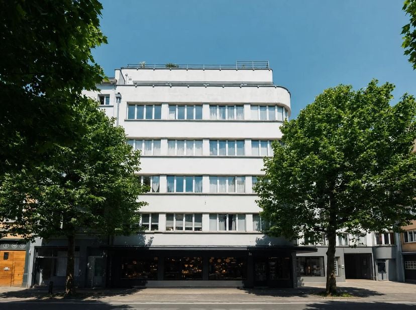 Victoire-Junot a le plaisir de vous présenter ce magnifique appartement idéalement situé dans le très recherché quartier LepoutreBrugmann. Niché au 2