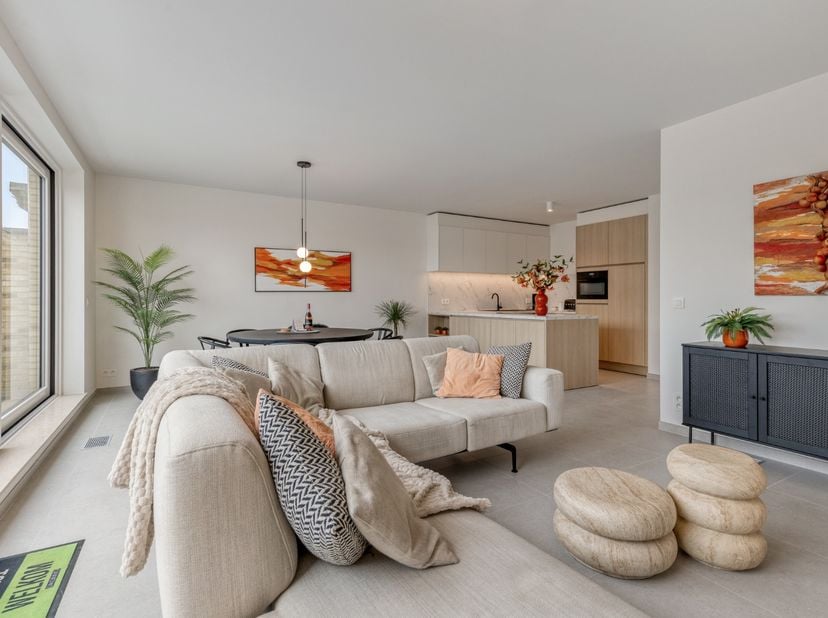 Dit ruime appartement met 2 slaapkamers beschikt over een ruim terras van maar liefst 35m², aangelegd met grote terraspotten van merk 'Atelier Vierkan
