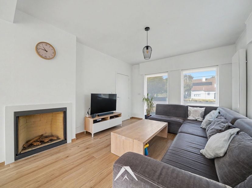 In een rustige, residentiële wijk in Wevelgem vindt u deze halfopen woning, waarvan keuken, vloeren en badkamer werden vernieuwd. Een ruime oprit leid