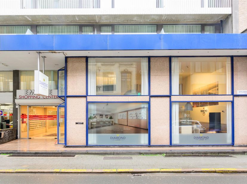 <br />
<br />
<br />
Het betreft een polyvalente ruimte met toonzaal, kantoren en atelierruimte gelegen in het stadscentrum en op wandelafstand van de