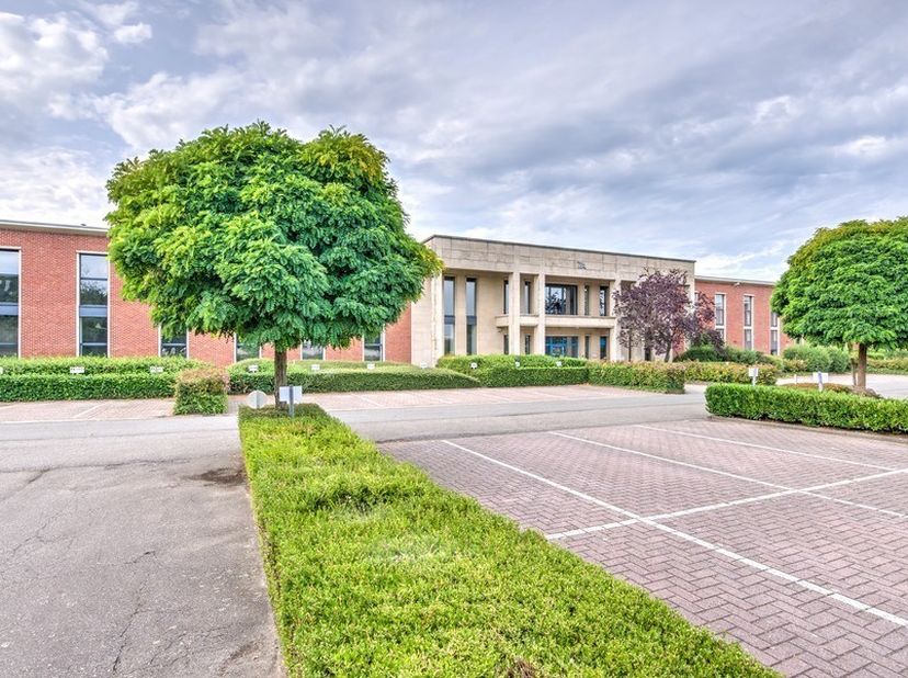 224,07m²  kantoorruimte in blok A op gelijkvloers<br />
Ligging: op 10min van ring 1; naast luchthaven<br />
<br />
Specificaties: aluminium schrijnwe