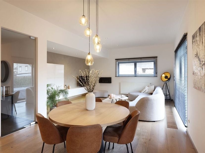 Stijlvolle energiezuinige open bebouwing met zuidgerichte tuin én aparte bureauruimte in residentiële omgeving<br />
Omgeving:<br />
+ Rustig en resid