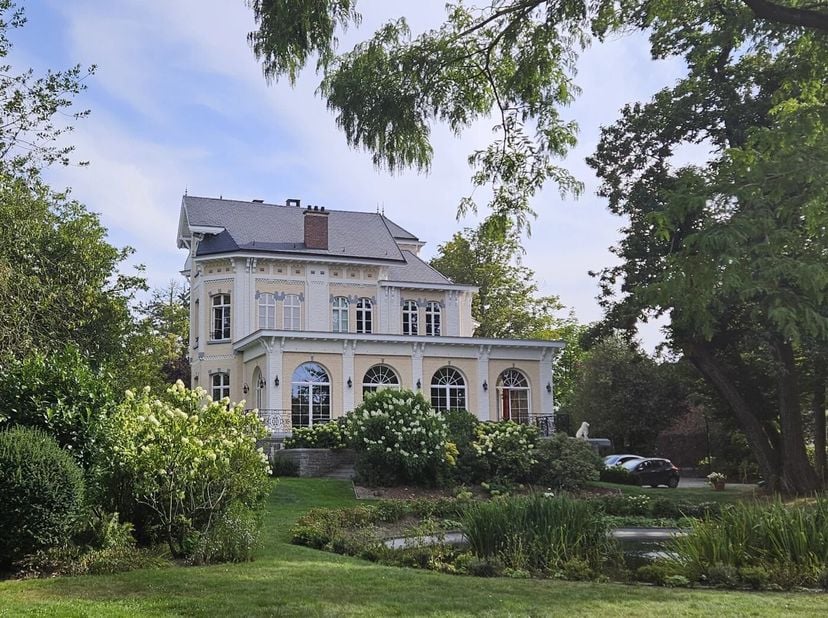 Grandiose villa meublée de 960m2 - 732 m2 selon PEB sur 8125m2 de terrain<br />
La villa a été agrandie et rénovée en profondeur et au bouton jusque d