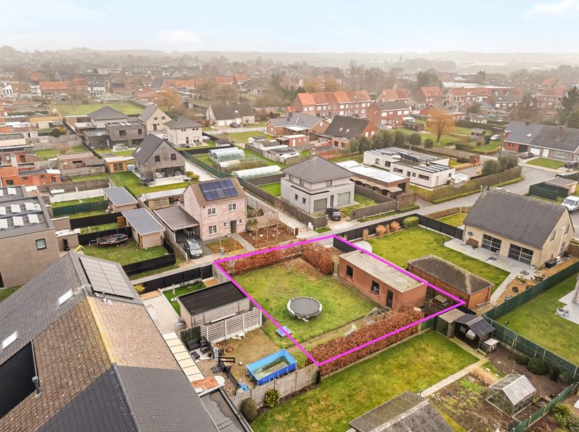 Deze bouwgrond met een oppervlakte van 384m2 met erop een af te breken garage, gunstig zuidgericht is gelegen vlakbij het centrum van Houthulst. <br /