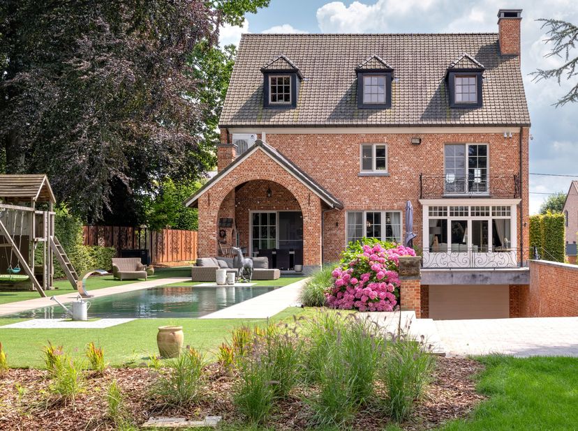 Cette villa récente est située sur un grand terrain de 2487m2 et dispose de 5 chambres, 3 salles de bains et d'un grenier aménagé. À l'avant de la mai