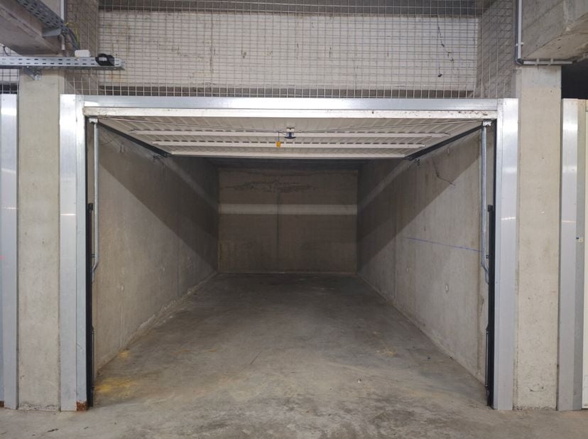 Ce garage souterrain situé sous les immeubles du domaine de Nieuwendamme est idéal pour les investisseurs, les propriétaires de bateaux ou de résidenc