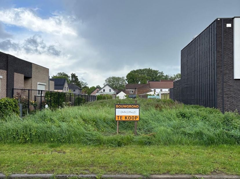 Deze prachtig gelegen residentiële bouwgrond ligt in een rustige en aangename woonstraat in Maasmechelen vlak bij het oude centrum van Mechelen a/d Ma