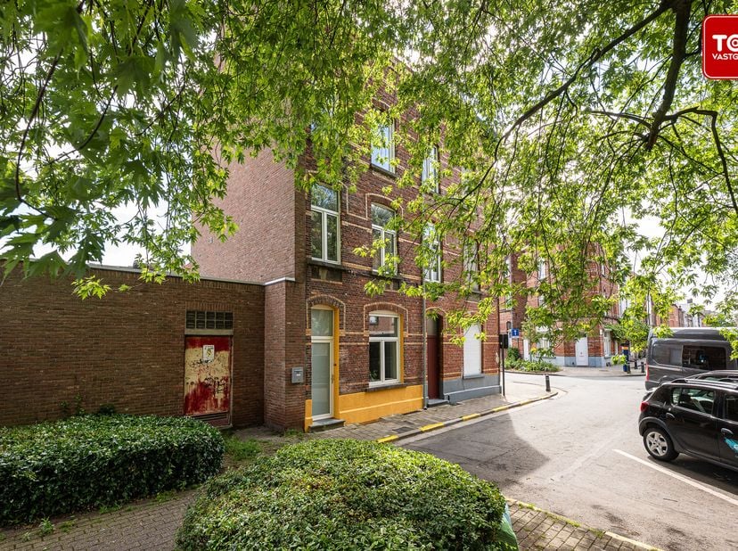 Instapklare, totaal gerenoveerde woning met EPC B op rustige en centrale ligging<br />
De woning werd grondig vernieuwd en afgewerkt met kwalitatieve