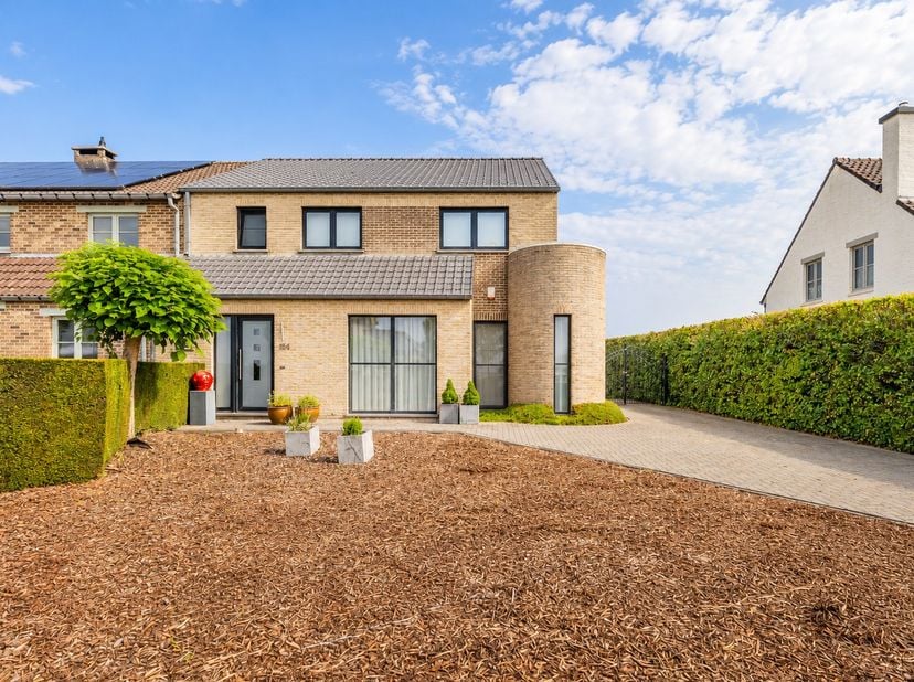 Bent u op zoek naar een ruime woning met een praktische indeling, veel lichtinval en een aangename/centralte ligging? Dan is deze woning aan Bilzerbaa