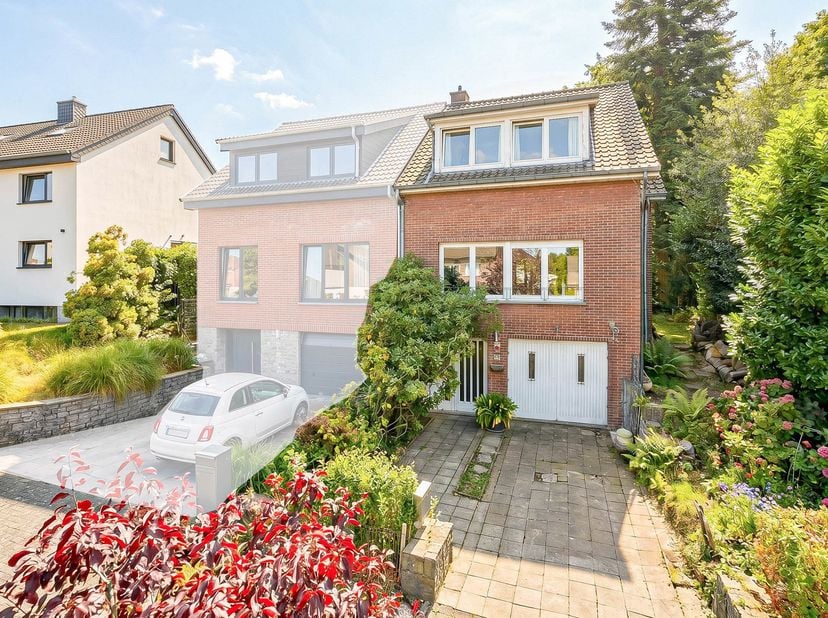 Maxime Real Estate biedt u deze charmante halfopen bebouwing aan, ideaal gelegen in een rustige en gegeerde woonwijk, op wandelafstand van het Dumonpl