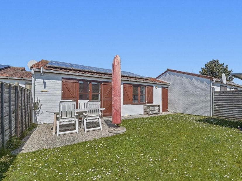 Instapklare en gemeubelde vakantiewoning gelegen in Zeepark Zeewind 1 te Bredene. De woning bevindt zich op minder dan 1 km van het strand en is omgev