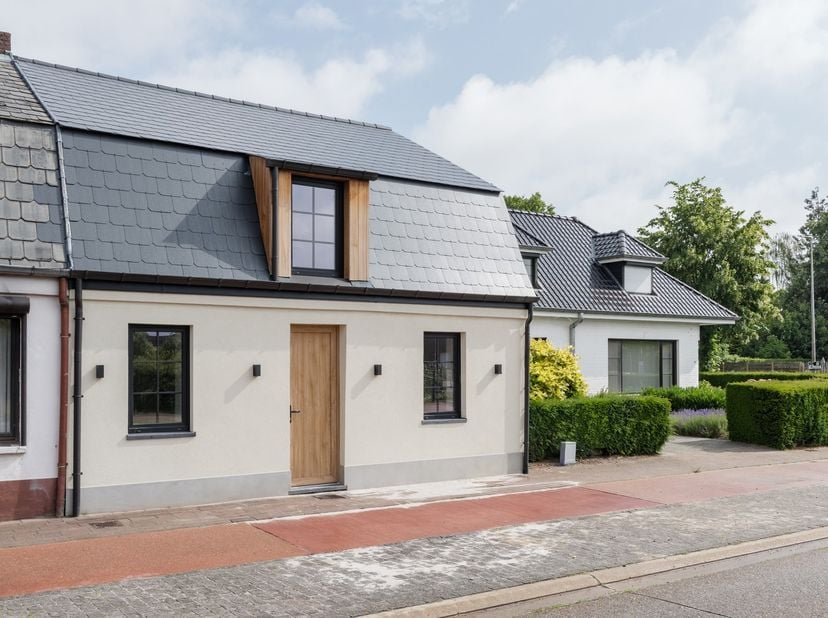 Op zoek naar een instapklare woning met karakter, hedendaags comfort én een verrassend diepe tuin? Dan is deze volledig gerenoveerde charmante woning