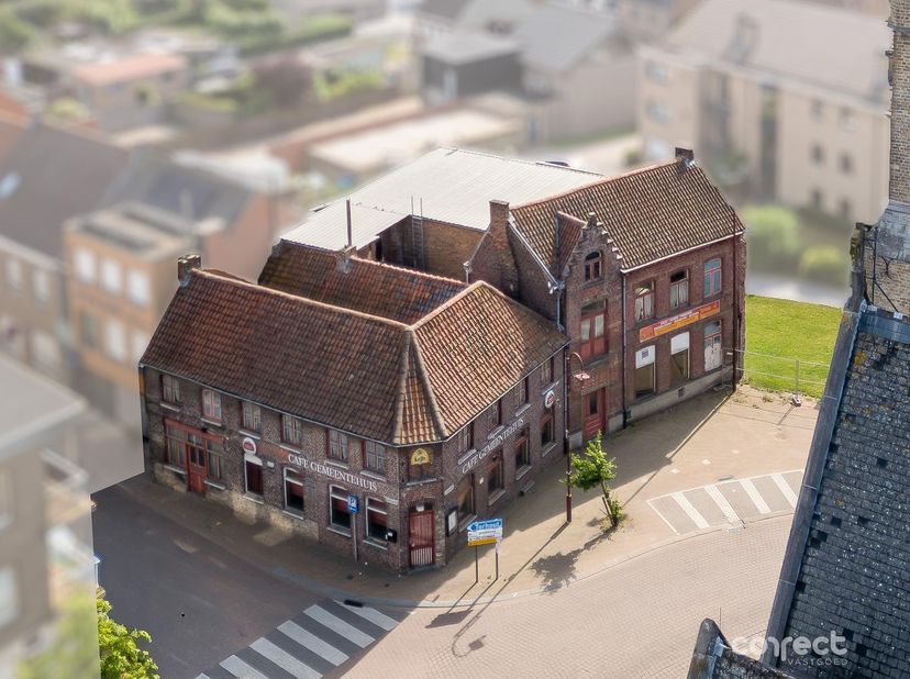 Deze geklasseerde handelszaak (vastgesteld bouwkundig erfgoed) heeft een rijke geschiedenis verworven te Aartijke, mede door de interessante ligging v