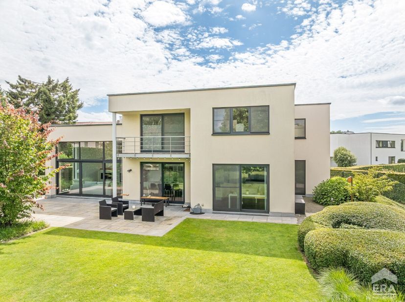 Kwalitatief afgewerkte villa (EPC-label B) met 4 slaapkamers, bureel en prachtige tuin op toplocatie in Sint-Truiden. Voor meer info ga naar https://w