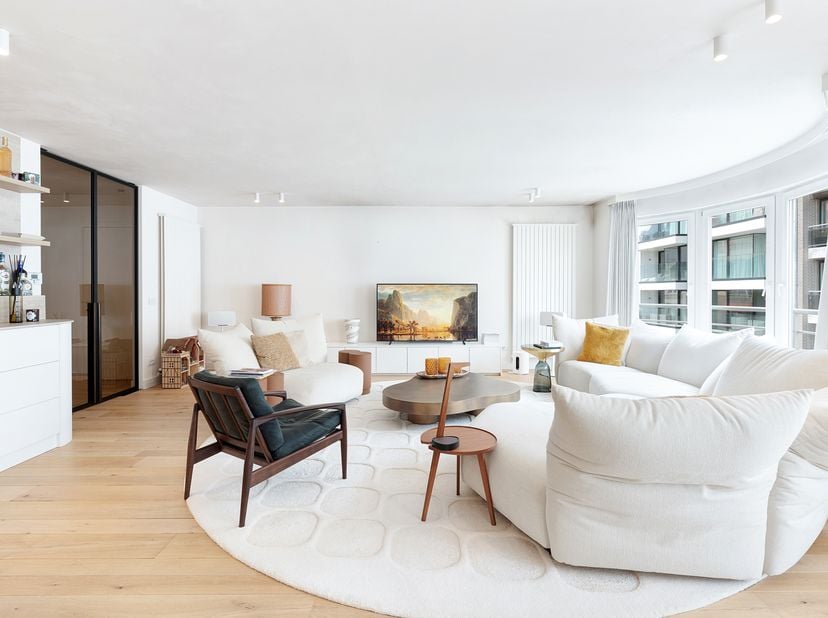 Magnifique appartement rénové avec trois belles chambres et une façade de 9,75 m, situé dans la Jozef Nellenslaan. Cet appartement se trouve à proximi