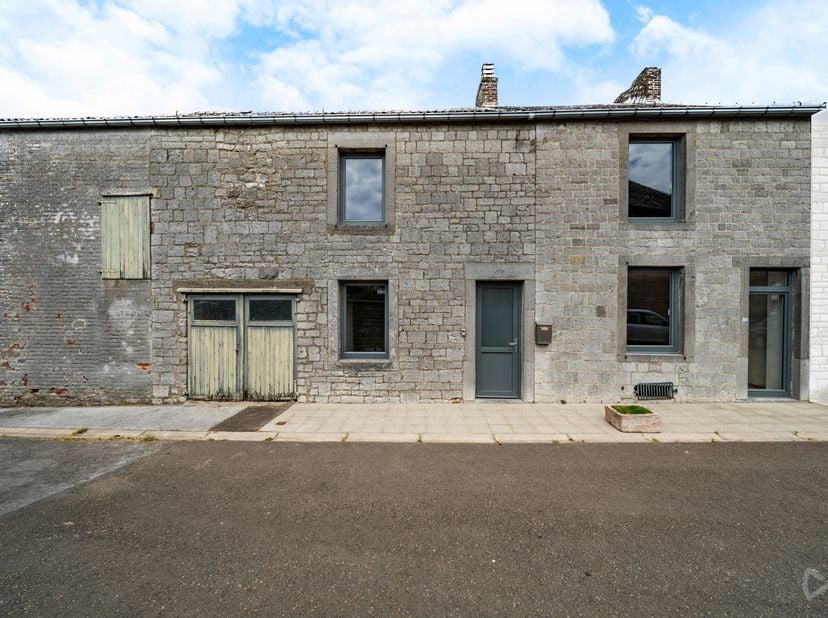CONTACT Jeremy +32 (0)472 91 80 37 - jeremy.champagne@weinvest.be<br />
Charmante maison en pierres à rénover sur un terrain de 5 ares située à Senzei